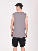 Musculosa blanca con estampado de palmeras rojas y texto "Closed for the weekend".