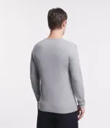 Suéter de punto color borgoña, con cuello redondo, sisas ligeramente desplazadas y bajo y puños acanalados.