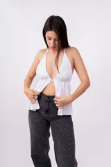 Top negro con escote halter y espalda descubierta.