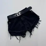 Short de jean negro con cintura alta, cierre frontal con botón y cremallera, bolsillos delanteros y traseros, y ruedo desflecado.