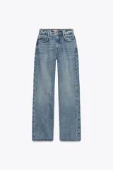 Jeans tobilleros de tiro alto color celeste, corte recto y cinco bolsillos.