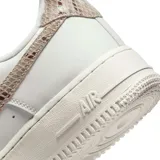 Zapatillas Nike Air Force 1 color beige con detalles en crema, suela blanca y base color caramelo.