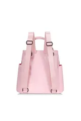 Mochila celeste con detalles en negro, con un bolsillo frontal con cierre y dos bolsillos laterales abiertos. Tiene un asa corta superior y dos correas traseras regulables.