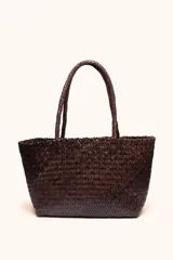 Bolso tote de cuero vacuno color marrón oscuro, trenzado a mano. Tiene doble asa de hombro trenzada.