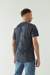 Remera color ladrillo con estampado abstracto en tonos beige y logo de la marca Mistral en el pecho.