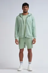 Bermuda deportiva verde con cintura elástica y cordón ajustable.