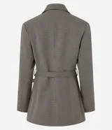 Blazer de sastrería a cuadros color marrón, de corte slim y largo, con cuello con solapa, manga larga y cinturón con hebilla cuadrada.