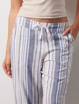 Pantalón capri de lino estampado marca Dash, con pretina ancha elastizada y bolsillos inclinados en la parte delantera.