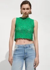 Top de punto color verde, sin mangas, con diseño calado y escote redondo.