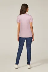 Remera rosa de manga corta y cuello redondo.