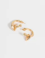 Aros dorados tipo argolla con dije de corazón colgante.