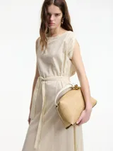 Vestido túnica largo color bordó, de corte amplio, con cuello redondo y bordados en cuello y sisas. Incluye lazo ajustable en la cintura.