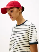 Remera Tommy Hilfiger a rayas horizontales blancas y azul marino, con cuello redondo y ribetes a contraste. Logo de la marca bordado en el pecho y en la manga.