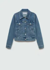 Chaqueta de jean azul de corte clásico con cuello de solapa, cierre frontal con botones metálicos y bolsillos con solapa en el pecho.