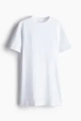 Vestido corto en punto de algodón suave con cuello redondo ribeteado acanalado, hombros caídos y mangas al codo. Pinzas moldeadoras en la parte posterior de la cintura para estilizar la figura.