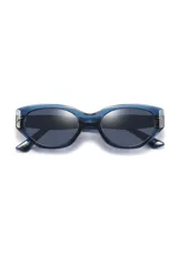 Lentes de sol negros con forma cat-eye, fabricados con materiales reciclados.
