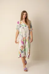 Vestido largo con estampado floral multicolor, de corte amplio y mangas cortas.