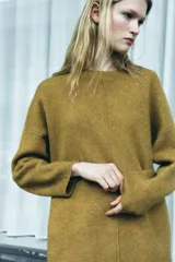 Sweater de punto color verde oliva con cuello redondo y mangas largas.