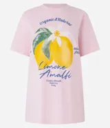 Remera rosa de algodón con cuello redondo y mangas cortas. Estampa frontal con ilustración de limones y texto "Limone Amalfi".