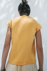 Remera color ladrillo con cuello redondo y mangas cortas.