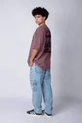 Remera verde militar de corte oversize con estampado negro en el frente.