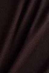 Vestido tobillero de punto fino suave color marrón oscuro, con escote off-the-shoulder con doblez ancho y mangas largas.