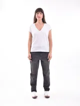 Remera negra de algodón con cuello en V y mangas cortas.