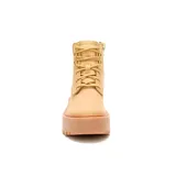 Botas acordonadas color arena de cuero liso, con suela de plataforma marrón con relieve.