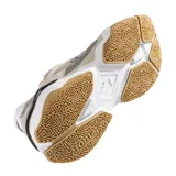 Championes Joma color beige con logo en gris oscuro, confeccionados en piel sintética y textil transpirable. Suela de caucho reciclado con mediasuela de phylon reciclado.