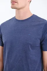 Remera manga corta color verde con logo pequeño en el pecho.