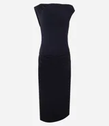 Vestido midi de poliéster y elastano, color rojo, con escote recto asimétrico hombro a hombro, fruncido en el hombro y encaje en la parte baja trasera.