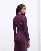 Remera color crudo de algodón con cuello alto y mangas largas.