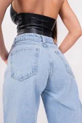 Bermuda de jean celeste, tiro alto, corte ancho y largo a la rodilla.