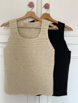 Musculosa tejida a crochet en hilo de algodón, con breteles anchos y escote cuadrado.