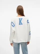Sudadera blanca de cuello redondo, manga larga y corte oversize. Estampado frontal con la leyenda "Tokyo Japan 東京" en color azul. Diseño con puños y ruedo acanalados.