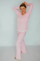 Pijama largo de jersey color rosa, apto para embarazo y lactancia. La remera de manga larga tiene apertura para amamantar y el pantalón tiene elástico ajustable en la cintura. Detalles de puntilla elastizada en remera y pantalón.