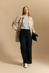 Remera de manga corta con rayas horizontales negras y blancas. Presenta cuello redondo y mangas abullonadas con frunce en los hombros.