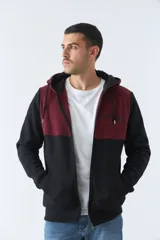 Campera con capucha para hombre, con cierre frontal y bolsillos tipo canguro. Diseño color block en negro y bordó, con logo estampado en el pecho.