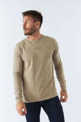 Remera blanca de manga larga con cuello redondo y logo estampado en el pecho.