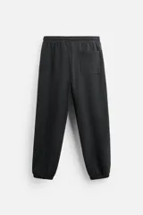 Pantalón de jogging negro, corte balloon fit, con cintura elástica ajustable con cordón, bolsillos laterales y trasero, costura frontal en las perneras y puños elásticos en los tobillos.