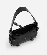 Bolso baguette pequeño de cuero sintético negro con solapas y hebillas decorativas. Cierre con cremallera y forro de poliéster.