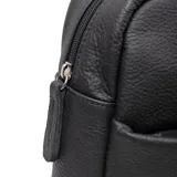 Mochila negra de cuero con cierre superior y bolsillo frontal.