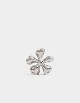 Broche plateado con forma de flor de cinco pétalos.