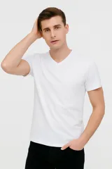 Remera blanca de algodón con cuello en V, corte slim fit y estampado multicolor.