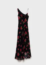 Vestido largo negro con estampado de rosas rojas, escote asimétrico con drapeado y bretel fino en un hombro.