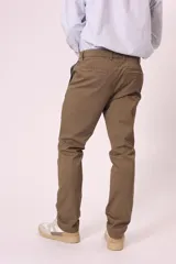 Pantalón chino color café con corte slim fit, bolsillos laterales y traseros.