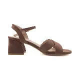 Sandalias blancas de cuero sintético con textura tipo cocodrilo, tiras cruzadas en el empeine, pulsera con hebilla al tobillo y tacón cuadrado bajo.