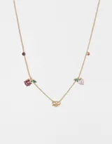 Collar corto dorado con cadena fina y dijes de frutas con strass. Cierre de mosquetón.