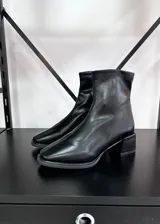Botas cortas negras de cuero vegano con punta cuadrada y taco bloque.
