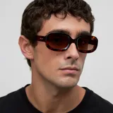 Lentes de sol modelo Dashi con armazón de policarbonato color carey (tortoise) y forma semi cuadrada 3D redondeada. Poseen lentes polarizados color marrón con protección UV400.